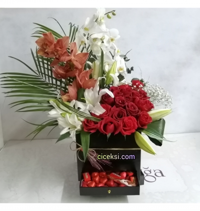 vazoda 12 kırmızı gül ve ayıcık Çiçeği & Ürünü VİP KONSEPT ARANJMAN  